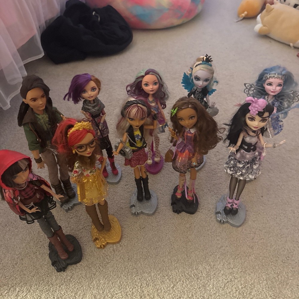 Ever After High Set 18 Dolls Set with Accesories as shown - Picture 2 of 2